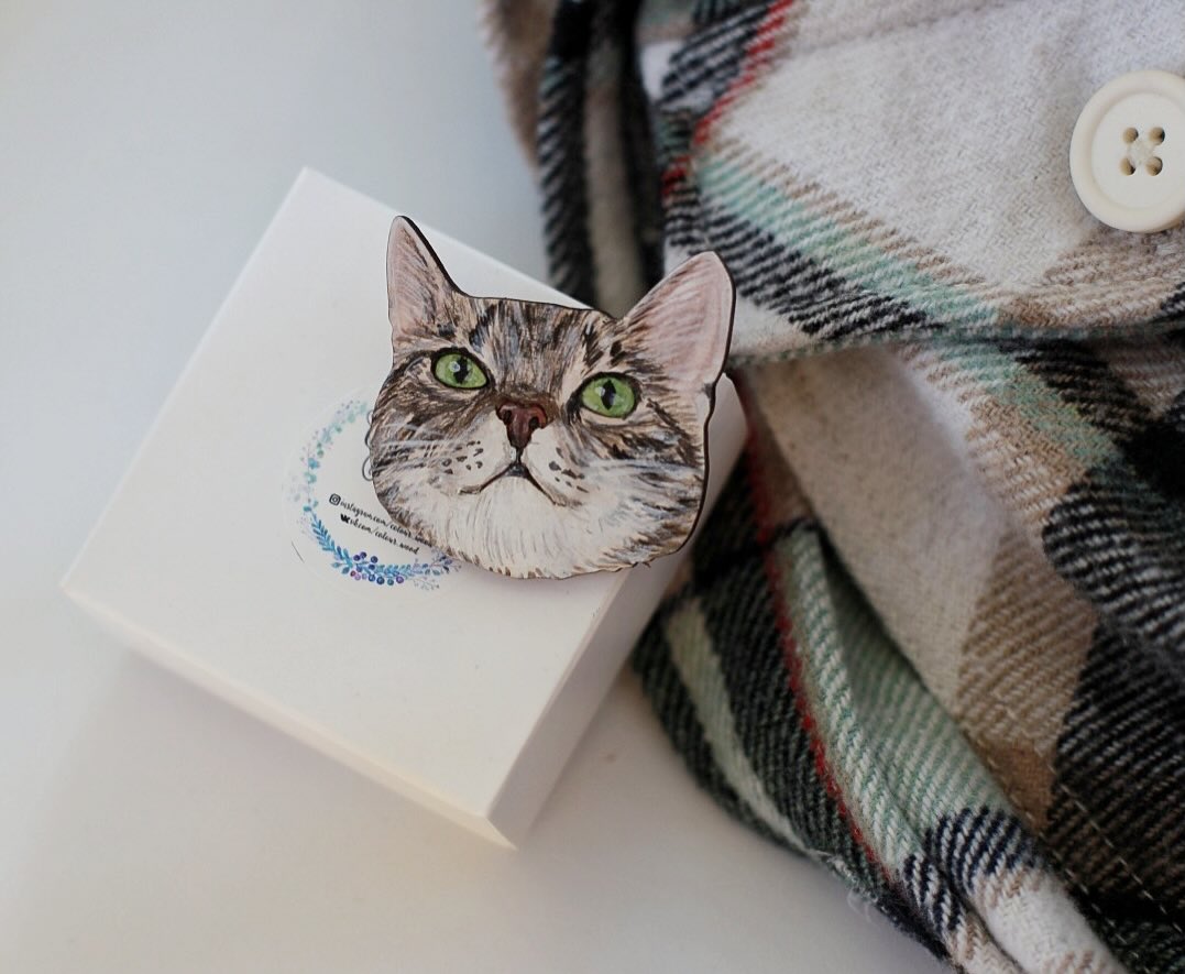 Custom Cat Portrait Brooch - Hand-Painted Wooden Pin
